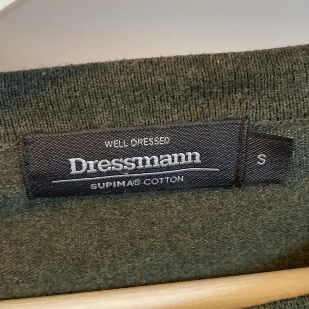 Säljer min jättesnygga gröna stickade dressmann tröja. Skicket är 8/10 nästan aldrig använd. Den är i strl S och passar ungefär 170-175. Nypris 599. Stickat.