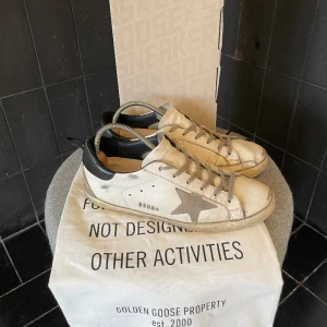 Golden Goose skor - Tja ! Säljer nu dessa galet snygga Golden Goose skor i fint skick ! Storlek 41! Og medföljer ! Eftertraktad modell och färg ! || pm frågor / funderingar ! || Mvh