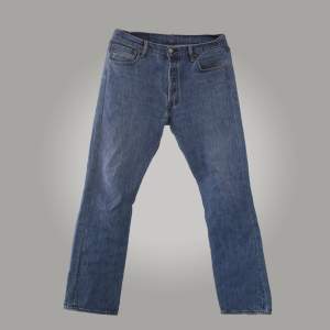 Levis 501 jeans i storleken W34 L32! Skick: 9/10, något slitna vid hälen annars nyskick. Skriv för fler bilder eller vid funderingar 🤝