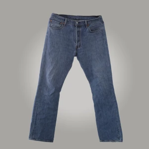 Blå Levis 501 - Levis 501 jeans i storleken W34 L32! Skick: 9/10, något slitna vid hälen annars nyskick. Skriv för fler bilder eller vid funderingar 🤝