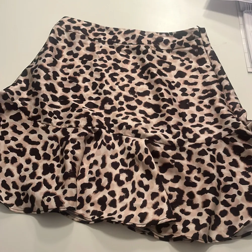 Säljer min super fina leopard kjol. Använd fåtal gånger. Är osäker men har för mig att den är från New yorker. Skriv om ni har några funderingar🩷🩷. Kjolar.