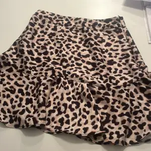 Säljer min super fina leopard kjol. Använd fåtal gånger. Är osäker men har för mig att den är från New yorker. Skriv om ni har några funderingar🩷🩷