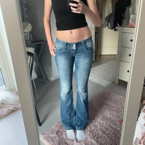 Lågmidjade jeans  - Lågmidjade bootcut jeans med snygga detaljer på fickorna och knapparna. Midjemåttet är 39 cm, innerbenslängd 81 cm. Bra i längden för mig som är 174💗Stretchigt material🤍Pris går absolut att diskutera! Skriv privat för funderingar🫶🏼
