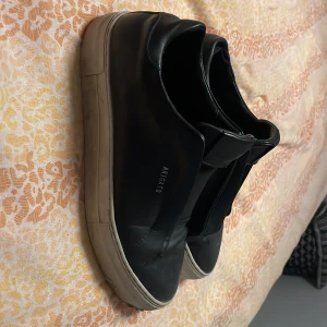 Arigatos  - Jag ska sälja ett par arigatos i storlek 39 kan även passa storlek 40 i färgen svart och är i bra skicka då jag har använt dom ett tag och är även äkta priset kan diskuteras 