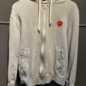 COMME des GARÇONS zip hoodie - Grå CDG hoodie  Storlek M men sitter mer som XS/S