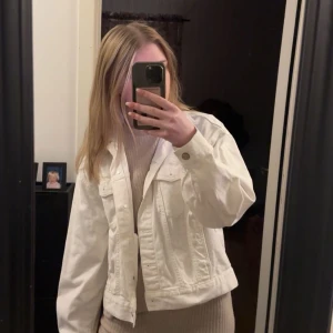 vit jeansjacka  - från hm och köpt för 399kr💗