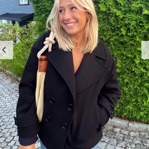 Design by si kappa - En svart design by si kappa i storlek xs/s. Säljer för jag har så många kappor och vårjackor☺️ nypris 757kr och använd ca 1 år och är i bra skick, lite nopprig men inget som inte kan gå bort, skriv för egna bilder eller frågor💕