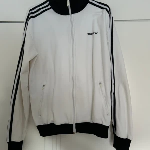 Vintage Adidas Tröja - En gammal adidas tröja från når min pappa är liten som aldrig kommer till användning.