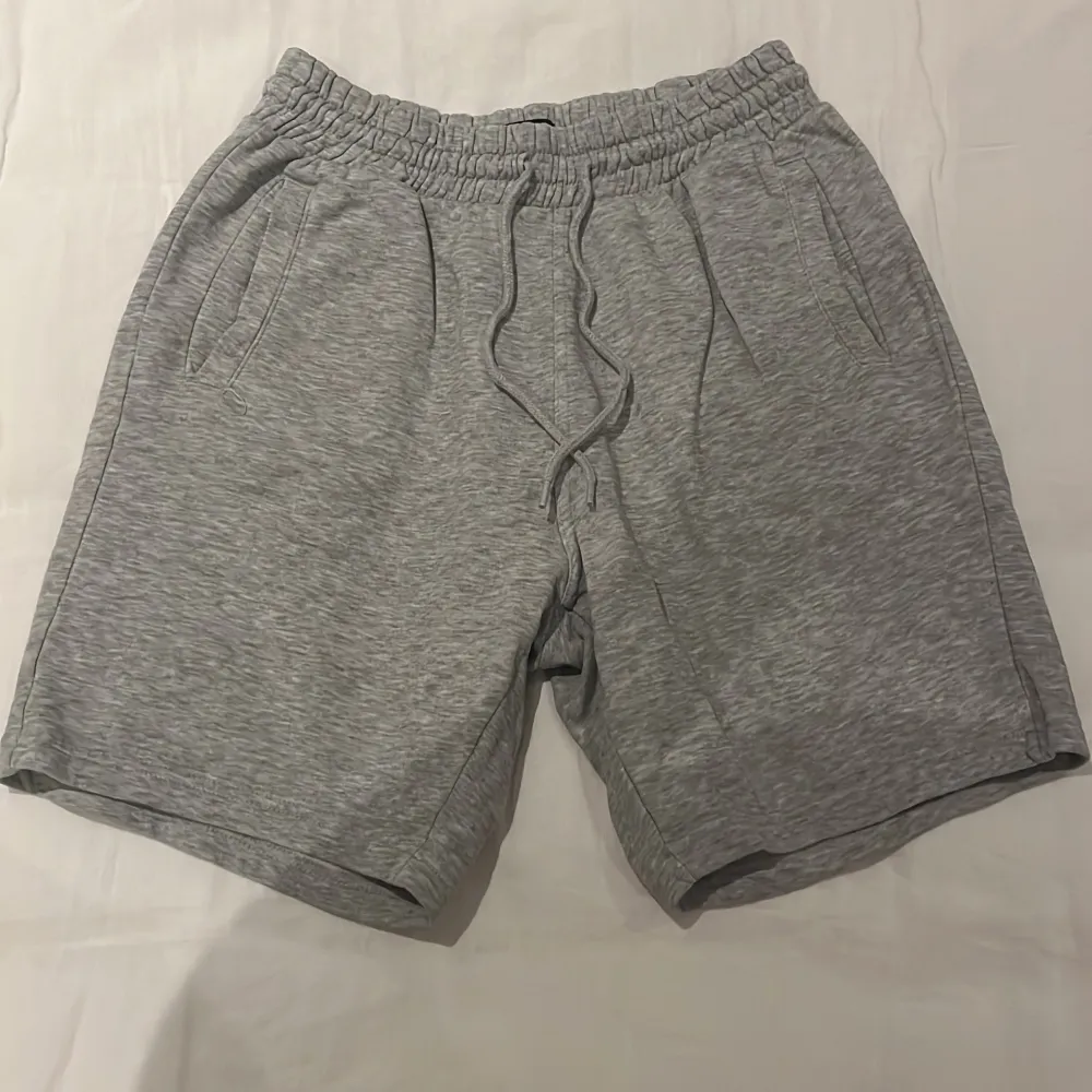 Vanliga gråa shorts . Shorts.