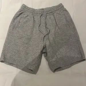 Vanliga gråa shorts 