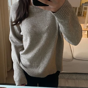 Stickad tröja - Brun stickad tröja från Vero Moda. Den är i bra skick.