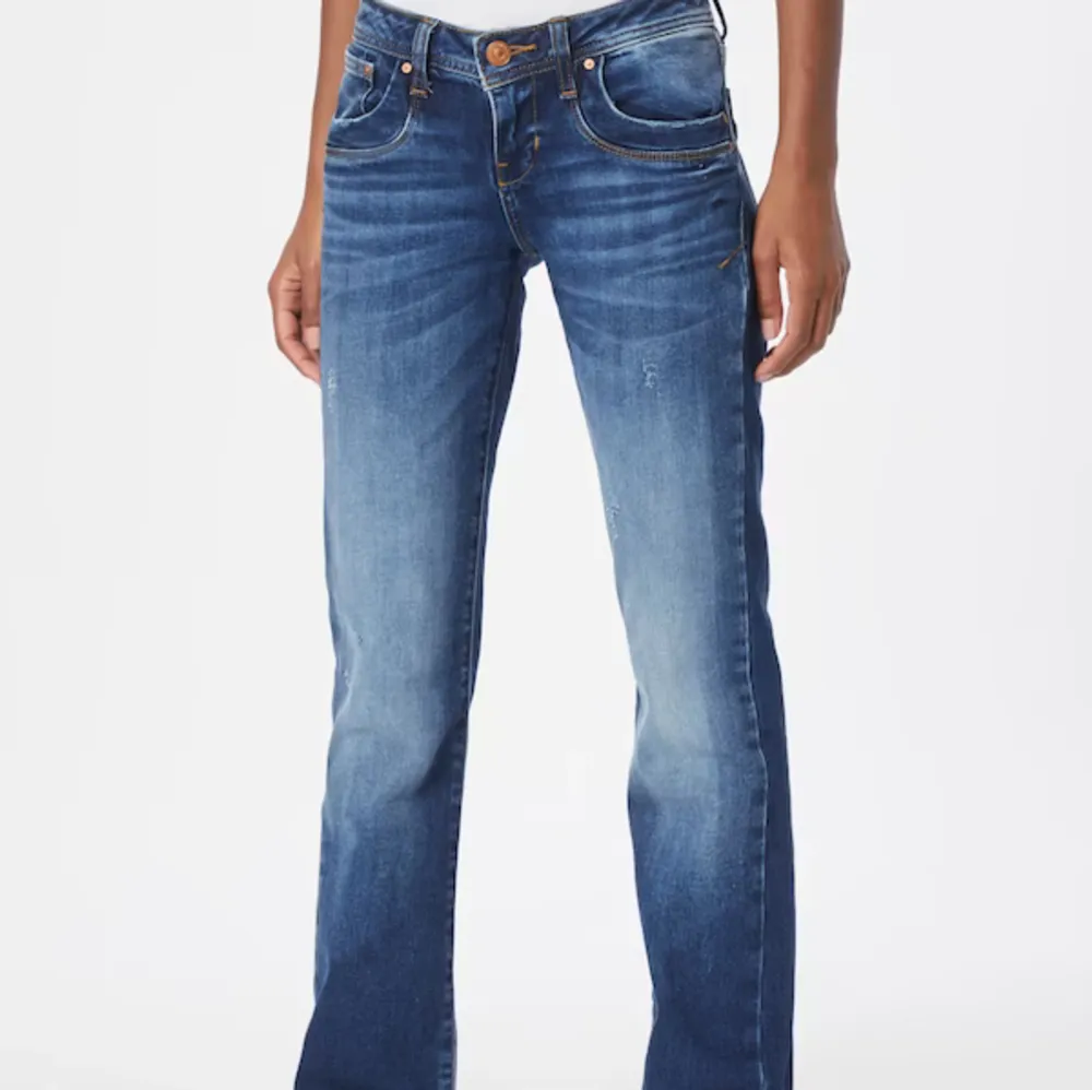Mina är storlek 28/30 men vill byta till storlek 26/32, kan vara denna färg eller någon liknande 😚. Jeans & Byxor.