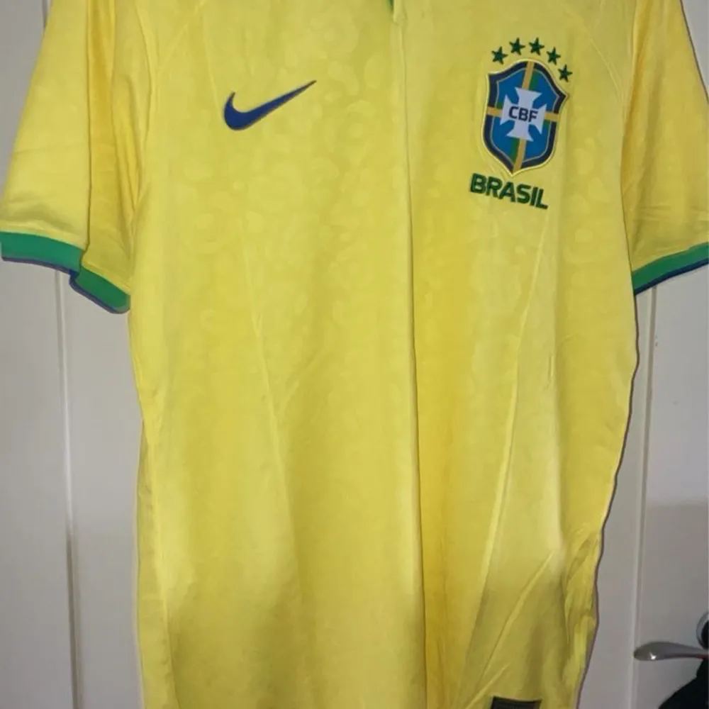 En Brasilien tröja som inte kommer till användning . T-shirts.