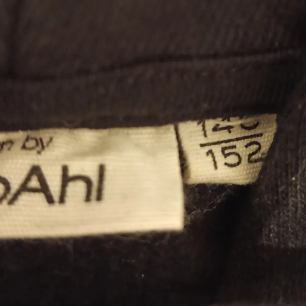 Super fin svart huvtröja/hoodie som inte kommer till användning då den är urvuxen!  Från kappahl stl 146/152 Perfekt basplagg och har inga defekter🌟 80% bomull. Tröjor & Koftor.