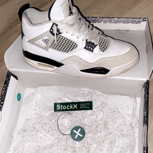 Jordan 4 military black - Hej! Jag säljer mina Jordan 4or då jag inte har någon användning av dom. Dom är i fint skick. Man får original boxen och skorna. (De är köpta från stockx) och jag har äkthets provat de, och de var äkta. Skriv gärna vid minsta lilla fundering👍👍😄😄