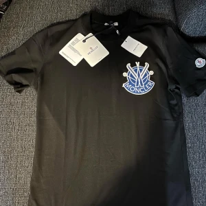 Moncler T shirt - Moncler t shirt strl L Går att fraktas Kan mötas i sthlm 