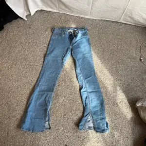 Jeans med split från hm! Str 158/xs, köpta för 300kr och säljer för 70! Inga defekter eller liknande 