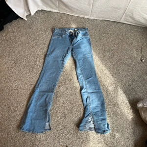 Jeans - Jeans med split från hm! Str 158/xs, köpta för 300kr och säljer för 70! Inga defekter eller liknande 