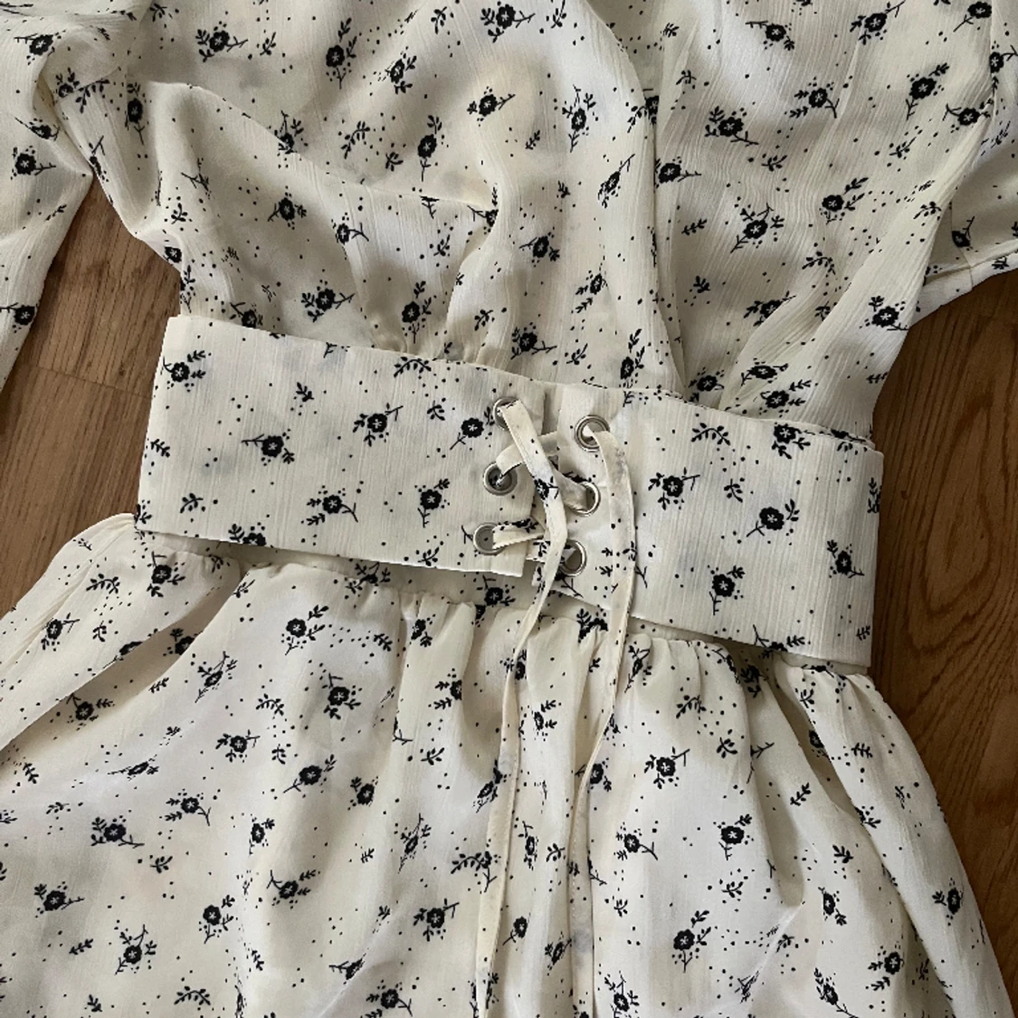 Klänning vit svart smal midja - 90