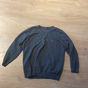 Ralph lauren tröja - Två fläckar som borde gå bort i tvätten, inga defekter, M sitter som S