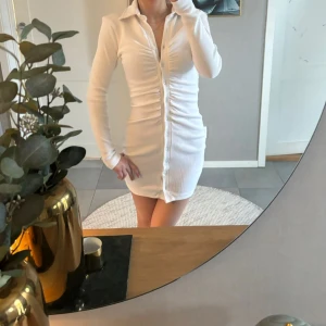 Klänning från Missguided - Säljer denna vita klänningen från Missguided, storlek 34. 🤍