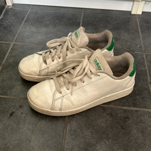Adidas sneakers  - Säljer mina adidas skor i använt men bra skick. Ända ä att dom e lite skitiga. (Kan rengöra innan försäljning!!). 🤍 Inte sönder nån stans iaf. 🤍 Nypris 449kr