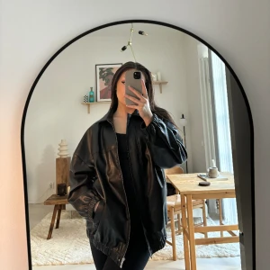 Skinnjacka bomber  - Köpt second hand så oklart vart den är ifrån! Skulle säga att den är som en oversized S 