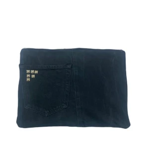 Skräddarsytt datorfodral  - Exklusivt datorfodral (13 tum) med silvriga nitar och en elegant silvrig dragkedja. Skydda din dator med stil!