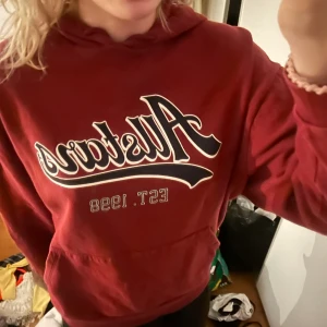 Hoodie  - Super snygg hoodie i storlek M men passar även S❤️Knappt använd så i super bra skick!