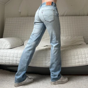 Levis 501 Jeans - Midja: 85cm✨Innerben: 83cm✨Storlek: W32L34 (passar ungefär M)😇Jag på bilderna är 172cm lång💕