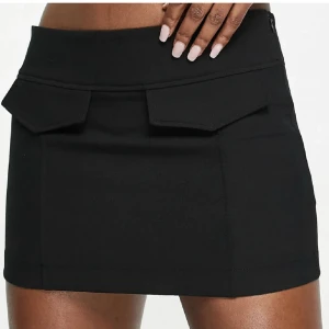 Kjol  - Jättefin low waist kjol från pull & bear som tyvärr är för liten för mig, storlek S