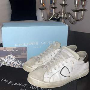 Philippe model skor i mycket fint skick i svart vit trendig färg | skorna är i storlek 42 men sitter oftast 0,5 storlek större | skick enligt mig 8 av 10 men man får avgöra själv | hör av er vid fler frågor eller funderingar! 