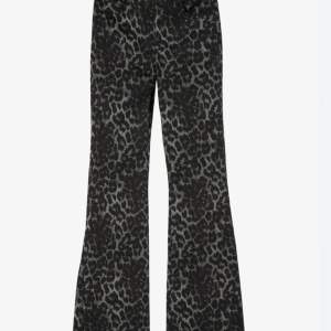 Säljer dessa ascoola leopard jeans i Flare som är jättesköna och passar till många💕 var med i budgivningen eller köp direkt för 850💕
