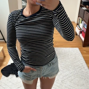 Randig långärmad tröja  - Tröja från zara. Storlek 36 men passar som en 34.