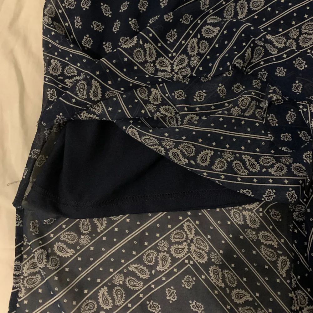 Säljer denna lågmidjade bandana-printade Maxi kjolen eftersom den är lite för kort för mig som är 1,76. Däremot supersnygg till sommaren och har ett slit längst med sidan samt en underkjol. Skriv om ni har frågor osv, pris kan diskuteras <3. Kjolar.