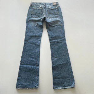 Lågmidjade jeans - Vintage otroligt snygga lågmidjade bootcut jeans från Chip & Peppers. Gjorda i USA. Midjemått: 76 cm. Innerbenslängd: 87 cm. Inga defekter, säljer då de är för små i midjan. Modellen är 167 cm lång. Skriv privat för mer bilder och mått! 💕