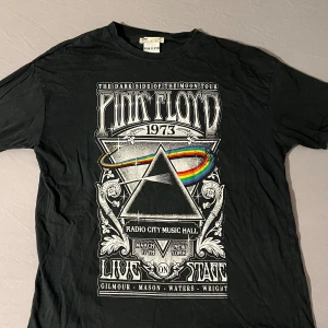 Pink Floyd tröja - Tunt material och det står ingenting på baksidan!!! ☺️