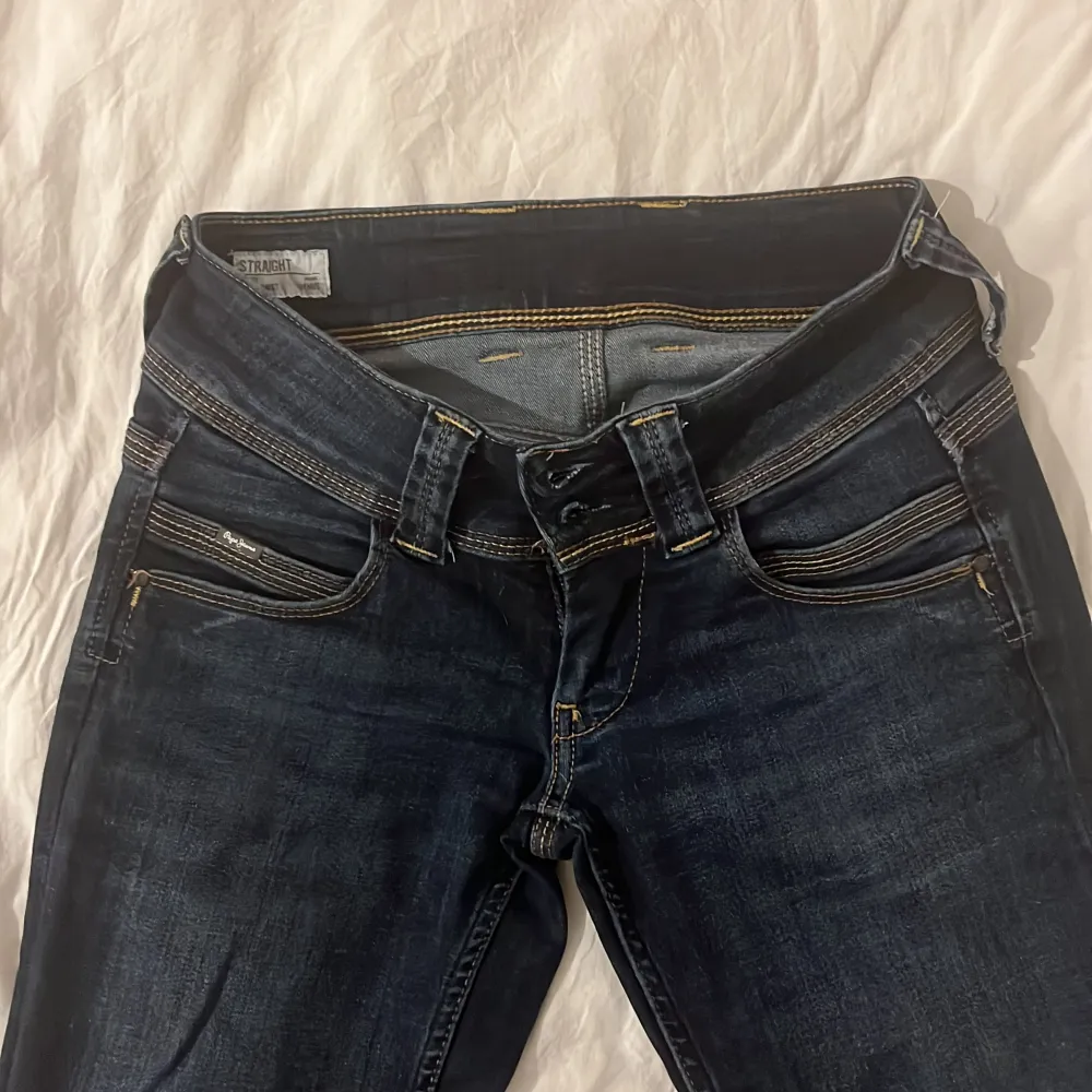 Lågmidjade raka jeans från Pepe i fint skick. Storlek W24 L32, hör av er om ni har frågor💗. Jeans & Byxor.