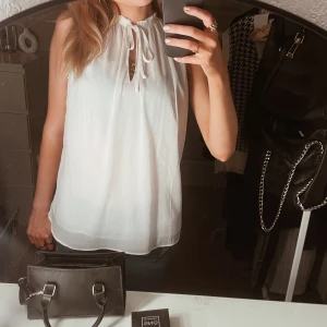 Söt topp - Trendig topp perfekt till alla olika tillfällen. Helt oanvänd! Stl 34🫶