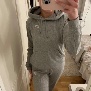 Nike set  - Mjukisset från nike. Använt 2 gånger och tvättat 1 gång. Väldigt fint skick. Kontakta mig för fler bilder eller vid frågor. Köparen står för frakten. 🩷