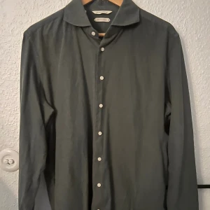 Suitsupply Skjorta i kanonskick - Skjorta från suitsupply i toppskick. Strl. 43/44/L. 