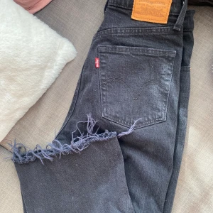 Levis Ribcage Bootcut  - Knappt använda och är som nya! Storlek w25. Kan posta men du står för frakt!