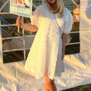 Studentklänning - Säljer min fina studentklänning 🥹 mycket bra skick, endast använd en gång. Bara hör av dig vid frågor eller prisförslag!!💞💞