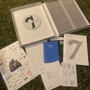 Bts album  - Bts album Map of the soul 7💗 allt på bilden är det som medföljer. De är massa miniposters i plastfickan (dem som följer med i albumet). Tryck gärna på köp nu!