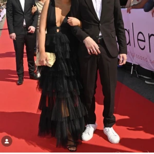 Balklänning - Säljer min balklänning🥹😍.  Den va lite lång för mig så den har någon defekt/slitning längst ner på klänningen men inget större märkbart. Utöver det är den bra skick, Endast använt en gång. Hör av er vid frågor,prisförslag mm💞💞