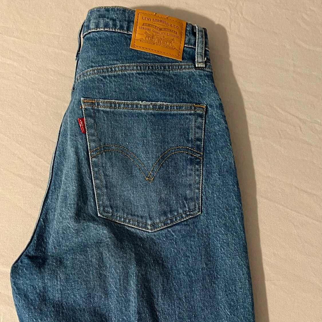 Mörkblåa Levi’s jeans  - 90