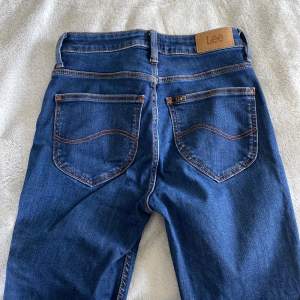 Breese Kicked jeans från Lee, W26 L31. Aldrig använda, sitter som en smäck med stretch