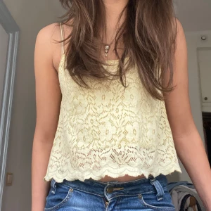 Spets topp - Jätte söt gul spets topp!