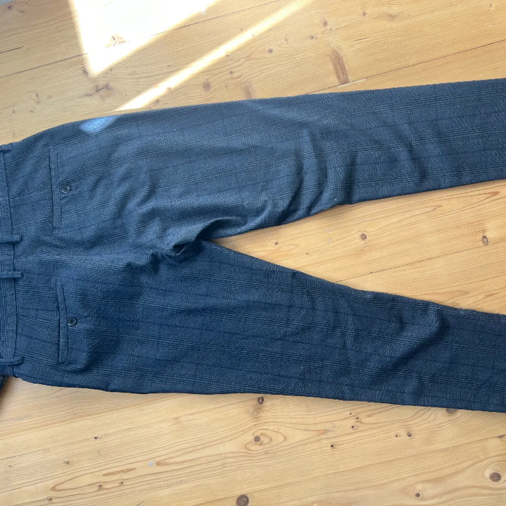 Ett par kostymbyxor från zara. Aldrig använda extremt bra skick och väldigt snygga. Storlek 30/30 . Jeans & Byxor.