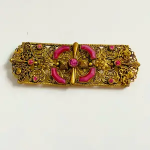 Snygg gammal belt buckle i guldfärgad metall med rosa rhinestones   gott skick 
